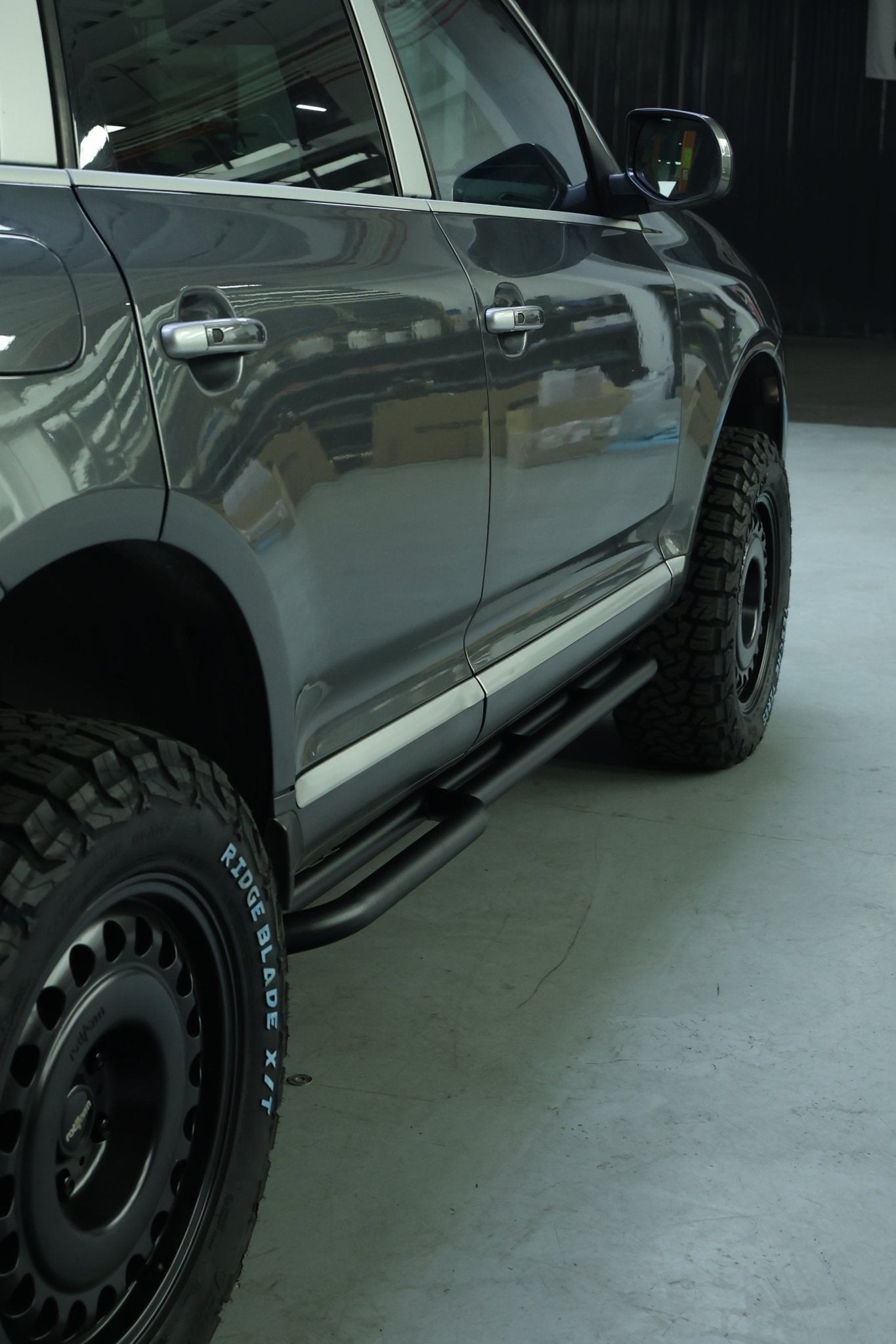 Porsche Cayenne 955/957 & VW Touareg off-road side steps (2002–2017) — non-slip step surface detail
