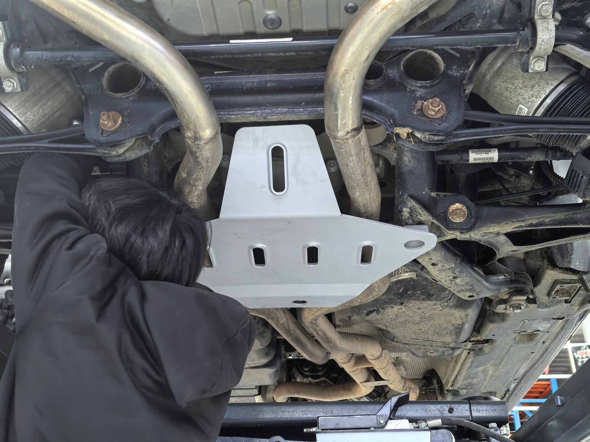 Porsche Cayenne 955/957 & VW Touareg Aluminum Rear Diff Skid Plate (2002–2010) - OverlandtrekChassis GuardOverlandtrekOT-UNI-SK-AL-RDCar aluminium skid plate